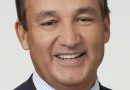 United Airlines direktør Oscar Munoz sikret jobb i minst 12 timer